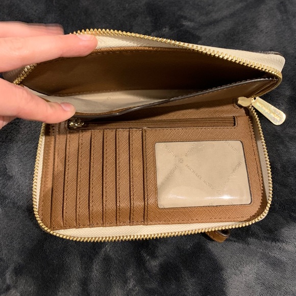 Michael Kors purse and matching wallet - Picture 9 of 12